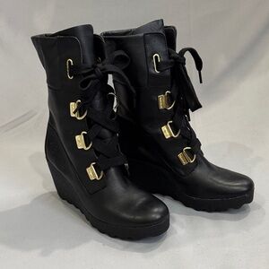 Timberland Black Lace-Up Boots with Gold Accents / Size 8.5